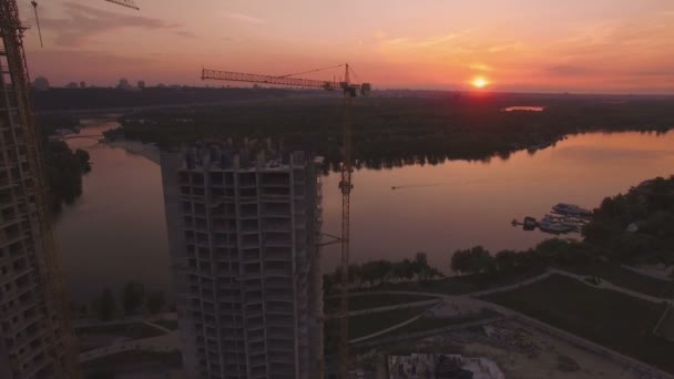 Výstavba rodinných domů na záběry západu slunce letecké DRONY — Stock video