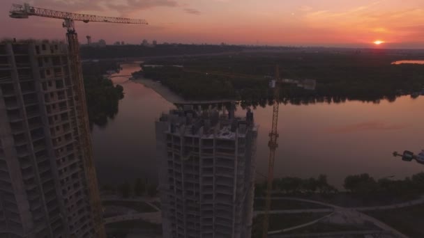 Výstavba rodinných domů na záběry západu slunce letecké DRONY — Stock video