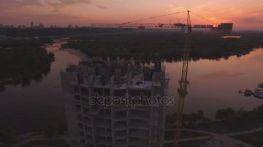 Günbatımı hava dron görüntüleri, Evleri inşaatı