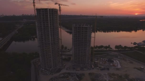 在日落空中无人机录像中建造房屋 — 图库视频影像