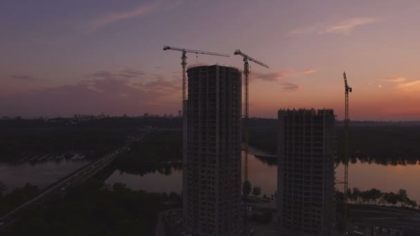 Construcción de casas al atardecer imágenes aéreas de aviones no tripulados — Vídeos de Stock