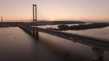 Köprü Nehri günbatımı hava dron görüntüleri, trafik ile