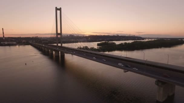 Híd a folyón, a naplemente légi drone felvételeket trafic — Stock videók