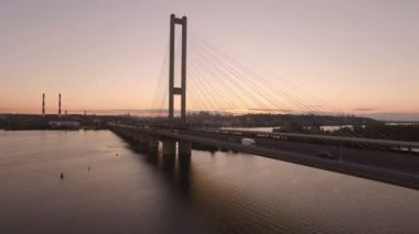 Köprü Nehri günbatımı hava dron görüntüleri, trafik ile