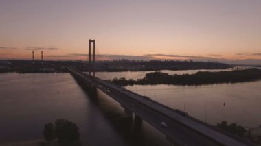 Köprü Nehri günbatımı hava dron görüntüleri, trafik ile