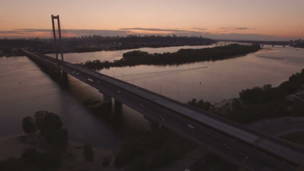 Pont avec trafic sur la rivière au coucher du soleil images aériennes de drone — Video