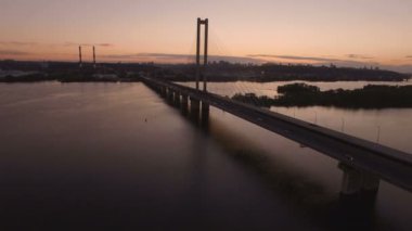 Köprü Nehri günbatımı hava dron görüntüleri, trafik ile