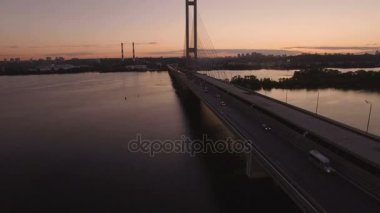 Köprü Nehri günbatımı hava dron görüntüleri, trafik ile