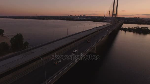 Puente con trafic sobre el río al atardecer imágenes de aviones no tripulados — Vídeos de Stock