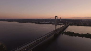 Köprü Nehri günbatımı hava dron görüntüleri, trafik ile
