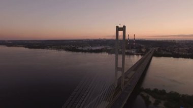 Köprü Nehri günbatımı hava dron görüntüleri, trafik ile