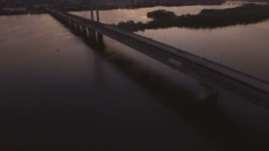 Köprü Nehri günbatımı hava dron görüntüleri, trafik ile