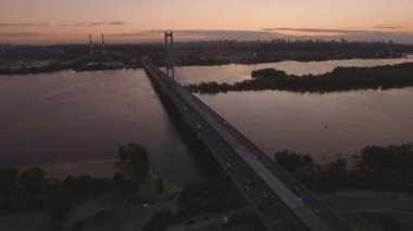 Köprü Nehri günbatımı hava dron görüntüleri, trafik ile
