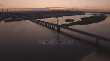 Köprü Nehri günbatımı hava dron görüntüleri, trafik ile