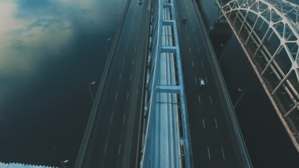 Autos und Zug bewegt sich auf einer Brücke über einen zugefrorenen Fluss — Stockvideo