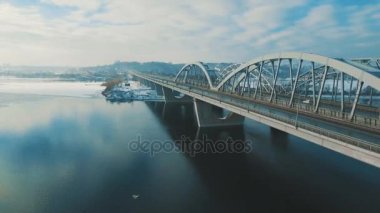 Araba ve tren hareket eder bir köprüde bir donmuş nehir hava dron görüntüleri