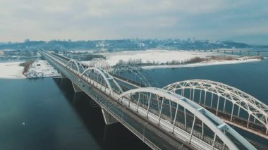 Araba ve tren hareket eder bir köprüde bir donmuş nehir hava dron görüntüleri
