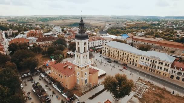 Вид з повітря на старий центр міста зі старими будинками та ратушею. Дрон летить над дахами — стокове відео