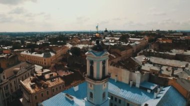 Eski evleri ve Belediye Binası ile eski şehir merkezinin havadan görünümü. Drone çatılarda uçuyor