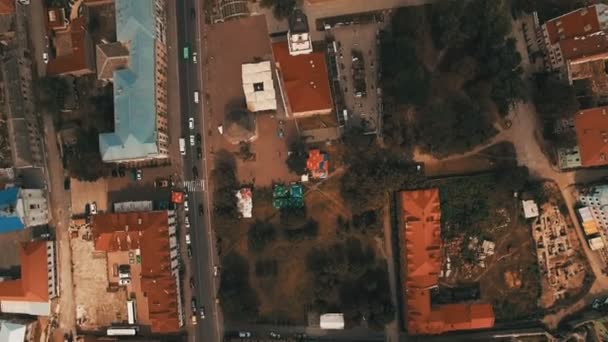 Εναέρια άποψη της παλιάς πόλης, με παλιά σπίτια και το Δημαρχείο. Drone πετάει πάνω από τις στέγες — Αρχείο Βίντεο