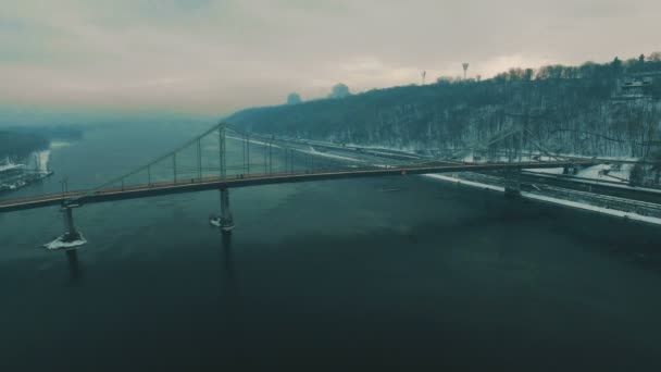 Brug over de stad. Voetgangersbrug in de mistige winterdag. Luchtfoto drone-beelden — Stockvideo