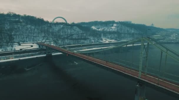 Puente bajo el río.Gris niebla día de invierno.Imágenes aéreas de drones — Vídeos de Stock