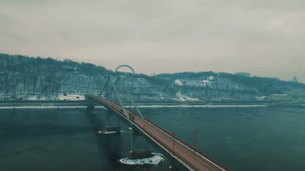 Puente en la ciudad.Puente peatonal en el día de invierno niebla. — Vídeo de stock