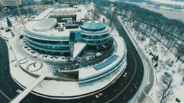 Moderne zakencentrum tegen stadsgezicht op winterochtend. Luchtfoto drone weergave — Stockvideo