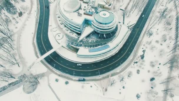 겨울 아침 도시 풍경에 대 한 현대적인 비즈니스 센터입니다. 공중 무인 항공기 보기 — 비디오