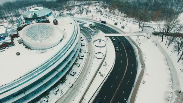 Moderne zakencentrum tegen stadsgezicht op winterochtend. Luchtfoto drone weergave — Stockvideo