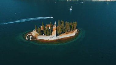 Sveti Dorde Adası'nda denizin üzerinde Montenegro,Perast.Flying. Hava dron görüntüleri