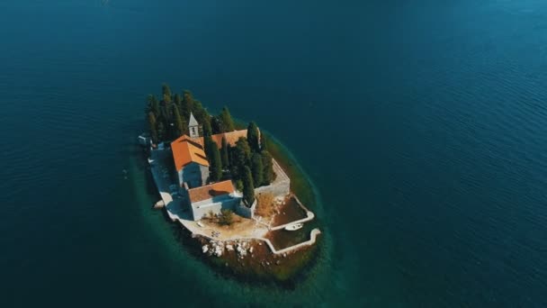 Montenegro,Perast.Flying över Sveti Dorde-ön vid havet. Antenn drönare footage — Stockvideo