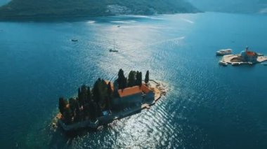 Sveti Dorde Adası'nda denizin üzerinde Montenegro,Perast.Flying. Hava dron görüntüleri