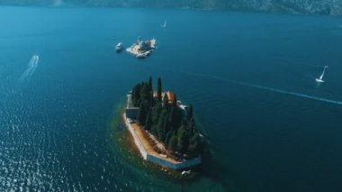 Sveti Dorde Adası'nda denizin üzerinde Montenegro,Perast.Flying. Hava dron görüntüleri
