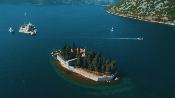 Montenegro, Perast.Volando sobre la isla de Sveti Dorde en el mar.Imágenes aéreas de drones — Vídeo de stock