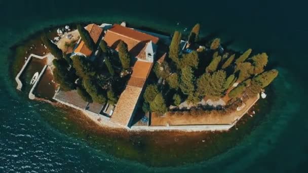 Montenegro, Perast.Volando sobre la isla de Sveti Dorde en el mar.Imágenes aéreas de drones — Vídeo de stock