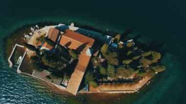 Sveti Dorde Adası'nda denizin üzerinde Montenegro,Perast.Flying. Hava dron görüntüleri