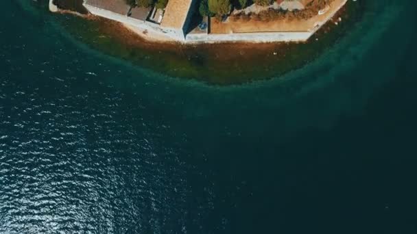 바다에 스 베티 Dorde 섬에 Montenegro,Perast.Flying입니다. 공중 무인 항공기 영상 — 비디오