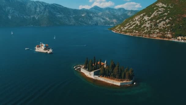 Montenegro,Perast.Flying νησί Sveti Dorde στη θάλασσα. Μήκος σε πόδηα εναέριο κηφήνα — Αρχείο Βίντεο