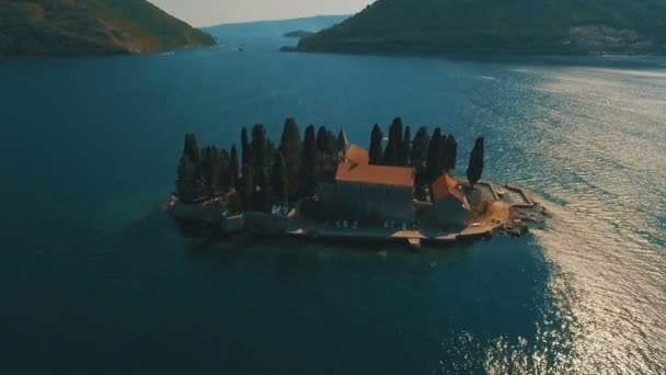 Montenegro,Perast.Flying över Sveti Dorde-ön vid havet. Antenn drönare footage — Stockvideo