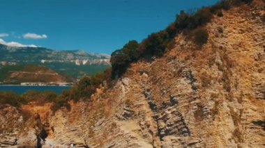 Hava atış dalgalar deniz ve cliff. Sveti Nikola Adası rock sahil dron görüntüleri