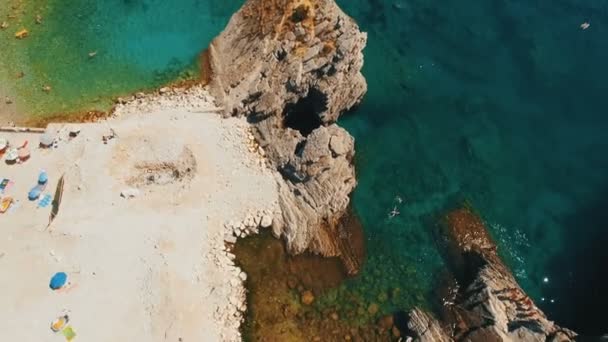 Antenn skott av havets vågor och cliff. Sveti Nikola-ön rock kusten drone footage — Stockvideo