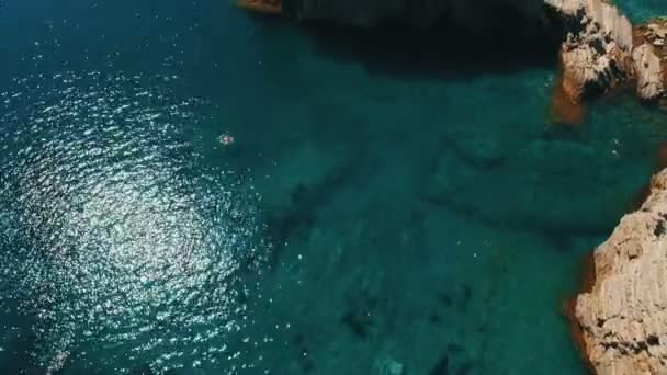 Vue aérienne des vagues de mer et de la falaise. Sveti Nikola Island côte rocheuse images de drone 