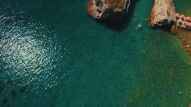 Hava atış dalgalar deniz ve cliff. Sveti Nikola Adası rock sahil dron görüntüleri