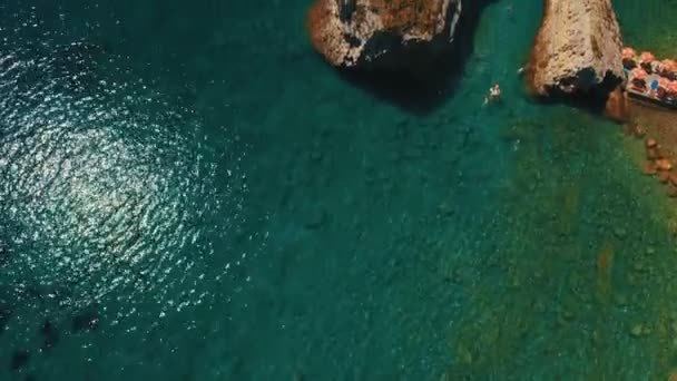 Повітряний постріл морські хвилі і скелі. Острів Святий Нікола рок узбережжя drone кадри — стокове відео