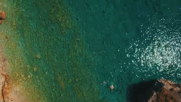 바다 파도 절벽의 공중 쐈 어입니다. 스 베티 니콜라 섬 바위 해안 무인 항공기 영상 — 비디오