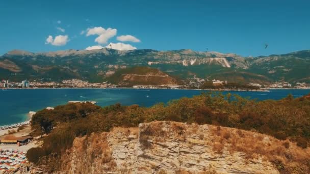 Colpo aereo di onde marine e scogliera. Sveti Nikola Island costa rocciosa drone filmato — Video Stock