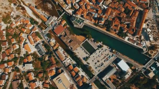 Kotor, Montenegro. Luchtfoto drone schieten van de oude stad door de zee en de bergen — Stockvideo