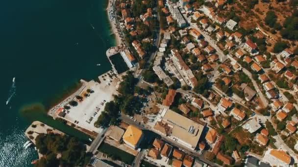 Kotor, Monténégro. Tournage aérien de drone de la vieille ville par la mer et les montagnes — Video