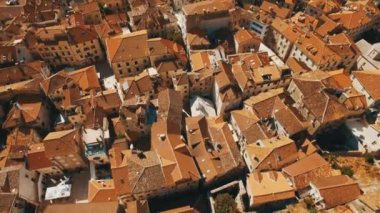Kotor, Karadağ. Hava uçak ateş deniz ve dağlar tarafından tarihi kentin